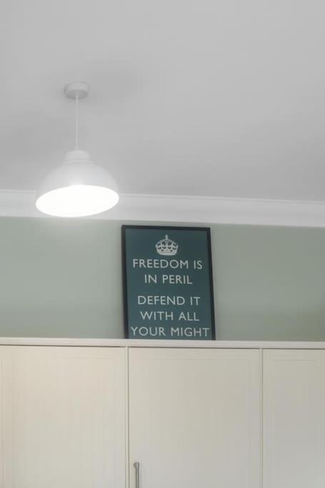1 Bedroom Beautiful Victoria Park Apartment