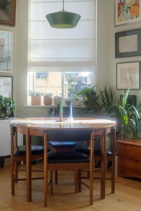 1 Bedroom Beautiful Victoria Park Apartment London