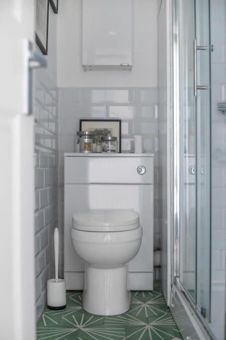1 Bedroom Beautiful Victoria Park Apartment