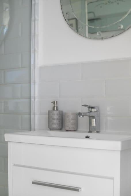 1 Bedroom Beautiful Victoria Park Apartment *